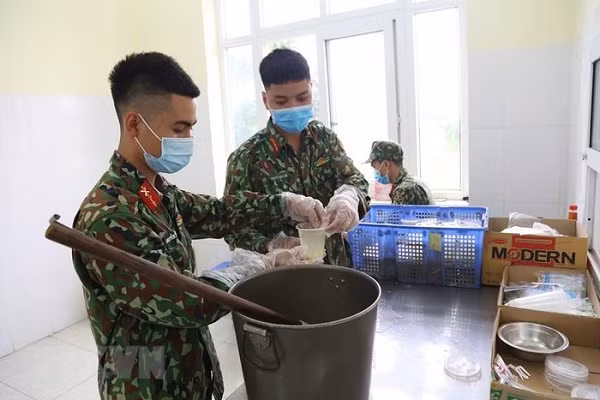 Đến nay, hơn 100 đơn vị quân đội trong toàn quân đã tiếp nhận cách ly y tế gần 31.000 công dân Việt Nam trở về từ nước ngoài và người nhập cảnh từ các quốc gia, vùng lãnh thổ có dịch COVID-19 vào Việt Nam. (Ảnh: Dương Giang/TTXVN)