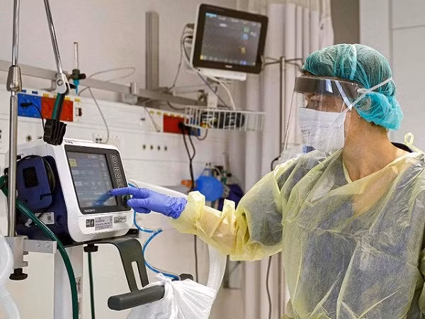 Tuy nhiên, vấn đề trên hiện sẽ được giải quyết phần nào nhờ máy thở khẩn cấp giá rẻ E-Vent từ Viện Công nghệ Massachusetts (MIT). Theo đó, chiếc máy này có thể được lắp ráp nhanh chóng trên toàn cầu nhằm đáp ứng nhu cầu sử dụng trong đại dịch COVID-19.