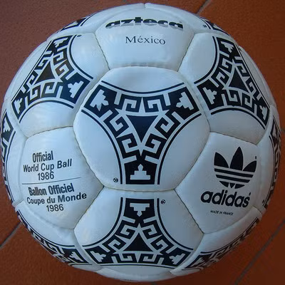 World Cup 1986, trái bóng Azteca là trái bóng có lớp vỏ bằng cao su tổng hợp đầu tiên được sử dụng tại World Cup và nó đã cho thấy tính ưu việt khi vừa chống thấm tốt lại hoạt động rất hiệu quả trên mặt sân khô.