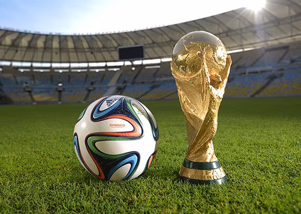 Quả bóng của World Cup 2014 có tên gọi Brazuca. Điểm nhấn của Brazuca là cấu trúc với 6 mặt đối xứng giúp các cầu thủ tăng khả năng giữ bóng và tạo sự cân bằng tuyệt đối. Trước khi ra mắt, Brazuca trải qua một quá trình thử nghiệm gắt gao trong vòng 2 năm 6 tháng với sự tham gia của 600 cầu thủ hàng đầu và 30 đội bóng đến từ 10 quốc gia trên thế giới.