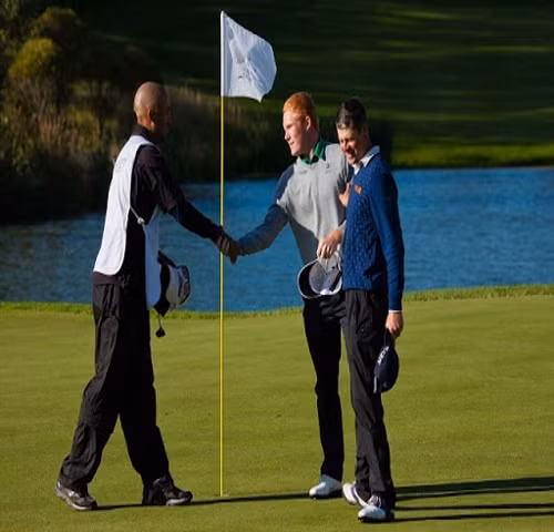 Golf va van hoa ung xu nguoi “ngoai dao” khong biet