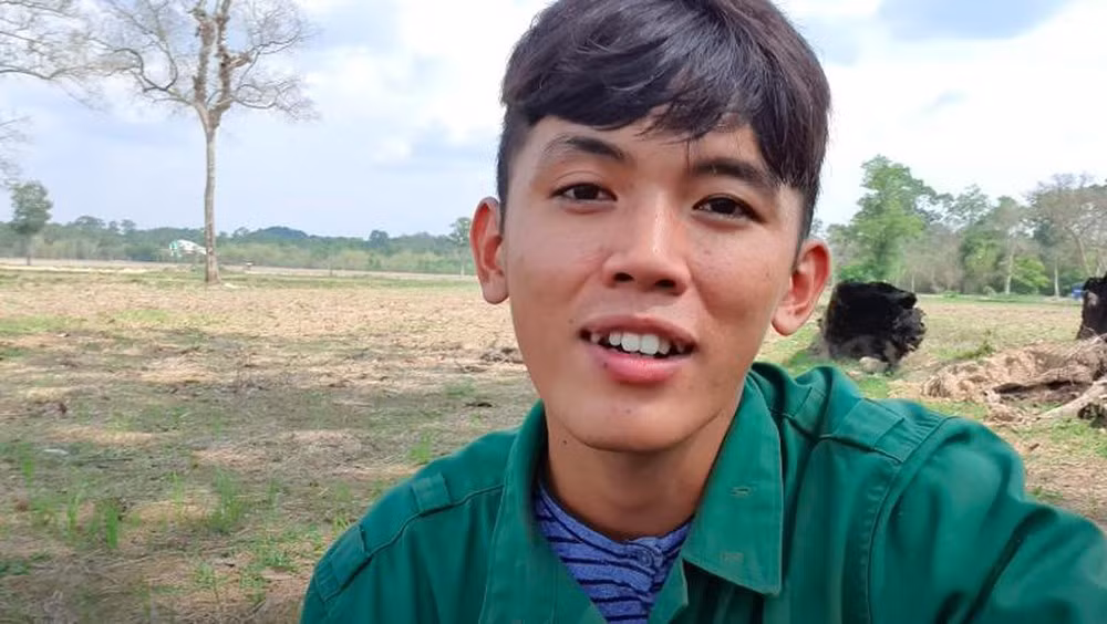 Nổi tiếng từ việc làm Youtuber đã giúp Sang có thu nhập "khủng", trung bình khoảng 50 triệu đồng/tháng. Từ đó, Sang đã có đủ tiền để trả nợ, sửa lại căn nhà bằng tre nứa, dột nát cho mẹ.