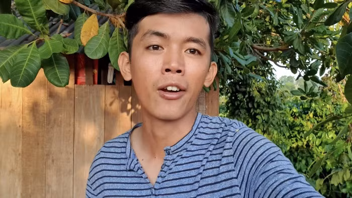 Trên kênh của mình, Sang cũng không ngần ngại chia sẻ cuộc sống đời thường, gia cảnh giản dị, đơn sơ nghèo khó.
