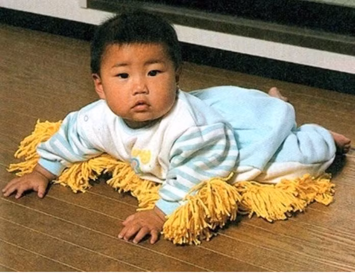 Bộ quần áo đi liền với chổi lau nhà để tận dụng sự hiếu động của trẻ em làm sạch căn phòng khi thích bò khắp nhà.
