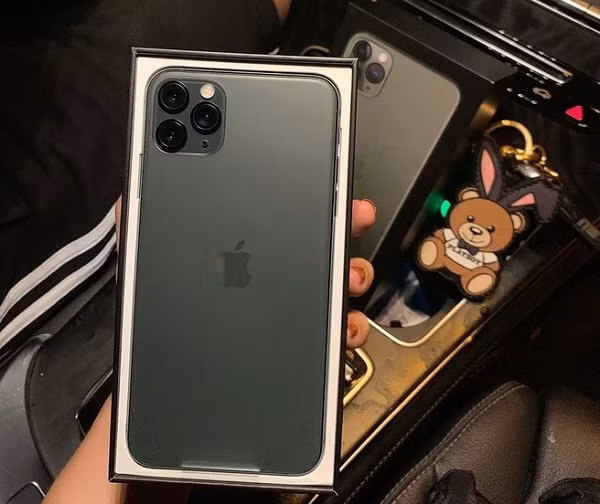 Dường như là một “fan chân chính” của Apple, chưa đầy 24h sau khi Apple chính thức mở bán vào tháng 9 vừa qua, trung vệ Bùi Tiến Dũng đã sắm ngay chiếc iPhone 11 Pro Max bản xanh rêu tặng cho vợ Khánh Linh, khiến cư dân mạng không khỏi xuýt xoa ghen tị với cô nàng. Ảnh: Zing