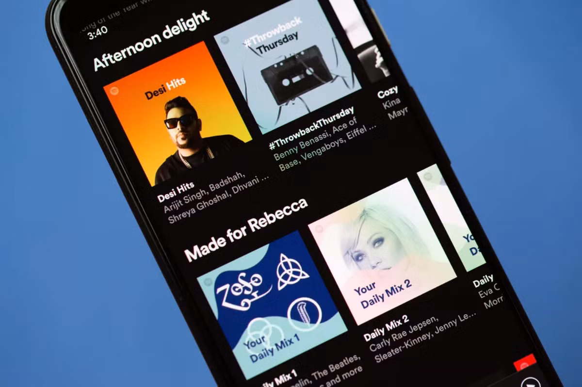 Khi ra mắt, Spotify đã có một thư viện 50 triệu bài hát khổng lồ, vượt trội so với các đối thủ cạnh tranh vào thời điểm đó. Spotify cuối cùng đã dẫn dắt Apple tạo ra dịch vụ âm nhạc của riêng mình có tênApple Music vào năm 2015, hiện cũng có quyền truy cập hơn 50 triệu bài hát.