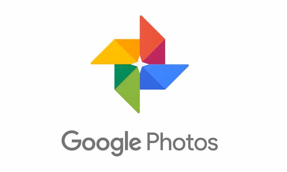 Trước Google Photos, đã có nhiều ứng dụng khác hỗ trợ cho việc upload ảnh, nổi tiếng nhất có thể kể đến là photobucket, Flickr, nhưng cả hai ứng dụng trên vẫn còn quá nhiều hạn chế. Chỉ khi Google Photos ra đời, những hạn chế trước đó mới được khắc phục, tốc độ upload nhanh hơn, hiển thị ảnh tốt hơn và không giới hạn dung lượng.