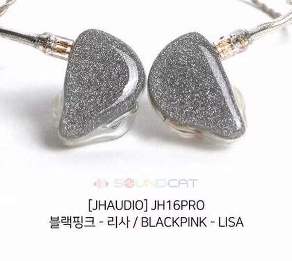 JH16Pro đến từ JHAudio là chiếc tai nghe sang chảnh mà ''cỗ máy nhảy'' của BlackPink - Lisa lựa chọn. Để làm nên mỗi chiếc tai nghe này, các chuyên gia mất tới hơn 5 giờ đồng hồ, sau đó là giai đoạn thử nghiệm tại một phòng thí nghiệm tại Mỹ.