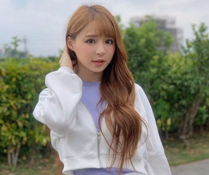 Không những thế, cô còn sở hữu shop thời trang cùng thương hiệu nội y riêng.