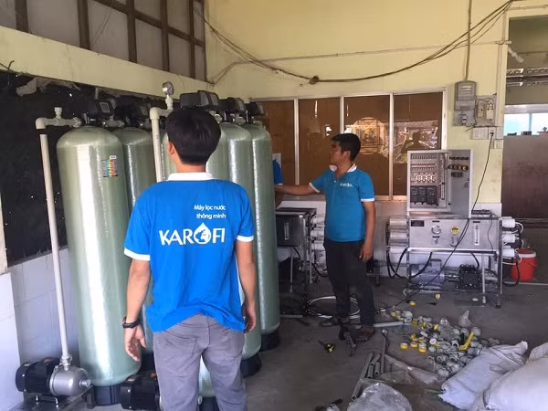 Nữ ca sĩ chia sẻ: "Nguyên 1 phòng toàn máy, qua đến 3 hệ thống lọc, hệ máy lọc chặn bẩn, hệ 6 cột lọc trong nước (cát và thạch anh làm mềm và tăng năng lượng nước và 1 số lọc khử khuẩn vi sinh vật lọc asen trong 6 cột này). Sau đó đến hệ lọc áp suất lớn tách muối và màng lọc RO tách lấy nước ngọt tinh khiết… ngoài ra còn 2 bồn cấp 5.000 lít và bồn 3.000 lít bằng inox to".