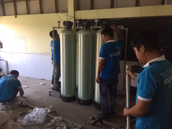 Theo nữ ca sĩ, có tới 10 kỹ thuật viên tham gia khảo sát lắp đặt để đẩy nhanh tiến độ cho bà con có nước ngọt dùng. Ngoài ra Thủy Tiên cũng đích thân "làm chuột bạch" uống thử nước sau khi lọc để đảm bảo chất lượng.