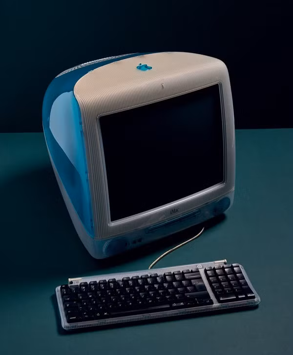 Cho đến năm 1998, sản phẩm iMac G3 đầu tiên của Apple xuất hiện đem đến một kỷ nguyên hoàn toàn mới cho máy tính gia đình. Màn hình riêng biệt, bàn phím trông cũng có vẻ hiện đại hơn nhiều với dây nối trực tiếp vào máy. Máy tính Apple thế hệ đầu tiên được định giá khủng | VTC1. Nguồn: Youtube