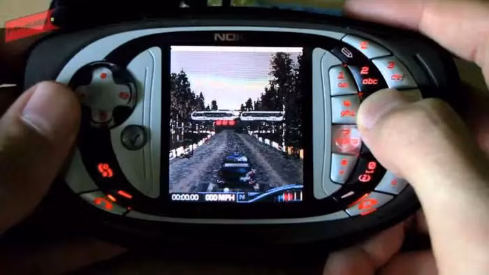 Sau khi ra mắt vào năm 2003, có thể nói dòng N-Gage của Nokia đã tạo nên một tiếng vang không hề nhỏ trên toàn cầu. Đây là ao ước của nhiều bạn trẻ đam mê công nghệ thời bấy giờ và thậm chí nhiều năm về sau vẫn còn rất nhiều người “săn lùng” nó.