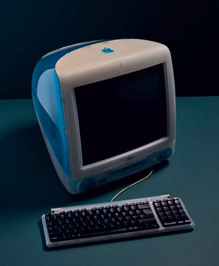 Cho đến năm 1998, sản phẩm iMac G3 đầu tiên của Apple xuất hiện đem đến một kỷ nguyên hoàn toàn mới cho máy tính gia đình. Màn hình riêng biệt, bàn phím trông cũng có vẻ hiện đại hơn nhiều với dây nối trực tiếp vào máy.