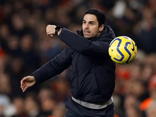 HLV Arsenal Mikel Arteta cùng toàn đội bị cách ly sau khi kết quả xét nghiệm chiều 12/3 (giờ địa phương) cho thấy nhà cầm quân này dương tính với Covid-19. Theo đó,cuộc đối đầu Brighton, Southampton tại Premier League và Sheffield United tại FA Cup cũng buộc phải trì hoãn.
