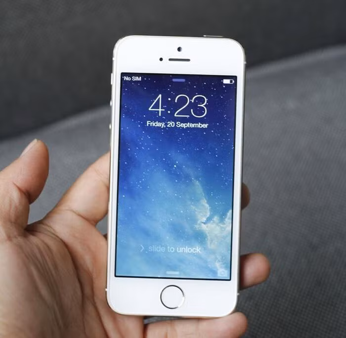 Ra đời năm 2012, Apple đã nâng cấp mặt lưng iPhone 5 bằng thiết kế nhôm và các mặt gương được gia công bằng máy cắt kim cương tinh xảo.