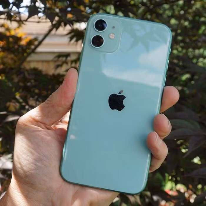 Chiếc iPhone 11 mang đến một thời lượng pin dài nguyên ngày, hiệu năng tuyệt vời, bộ đôi camera mạnh mẽ hơn “người đàn anh” iPhone XR, chưa kể đến tất cả các cải tiến đi kèm con chip mới bionic A13 mạnh mẽ.