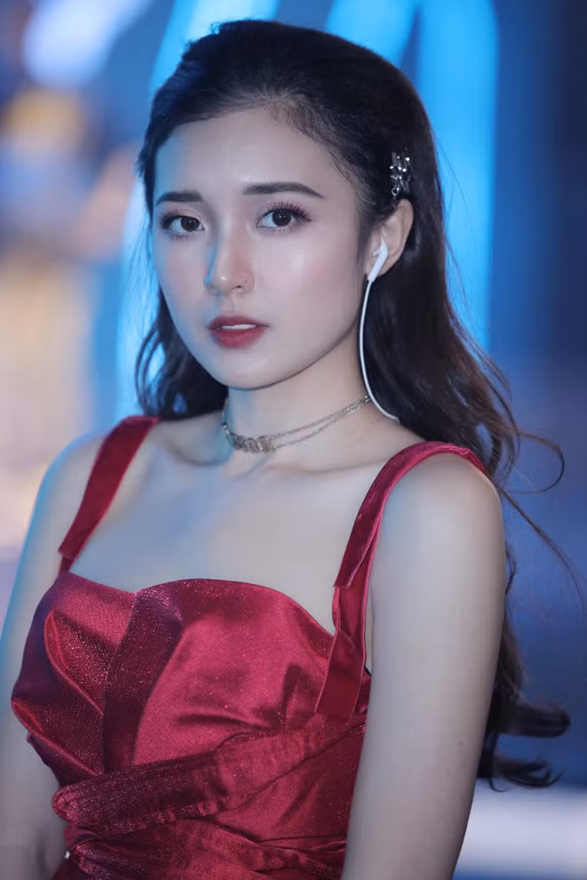 Dù vóc dáng không quá nổi trội, nhưng Phương Thảo vẫn nhận không ít lời khen nhờ phong thái dẫn tự tin cùng sự thông minh.