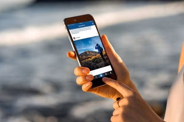 Hàng trăm triệu người sử dụng Instagram trên điện thoại thông minh, bởi vậy không có gì bất ngờ khi những sao nổi tiếng thế giới cũng yêu thích ứng dụng này. Loạt sao như Selena Gomez, Beyoncé, Kanye West,... đều có lượng người theo dõi khủng trên nền tảng mạng xã hội này.