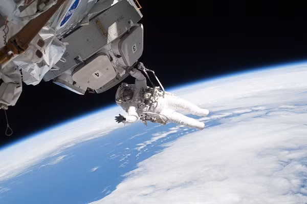 NASA tuyển nữ phi hành gia lên mặt trăng NASA tuyen nu phi hanh gia len mat trang