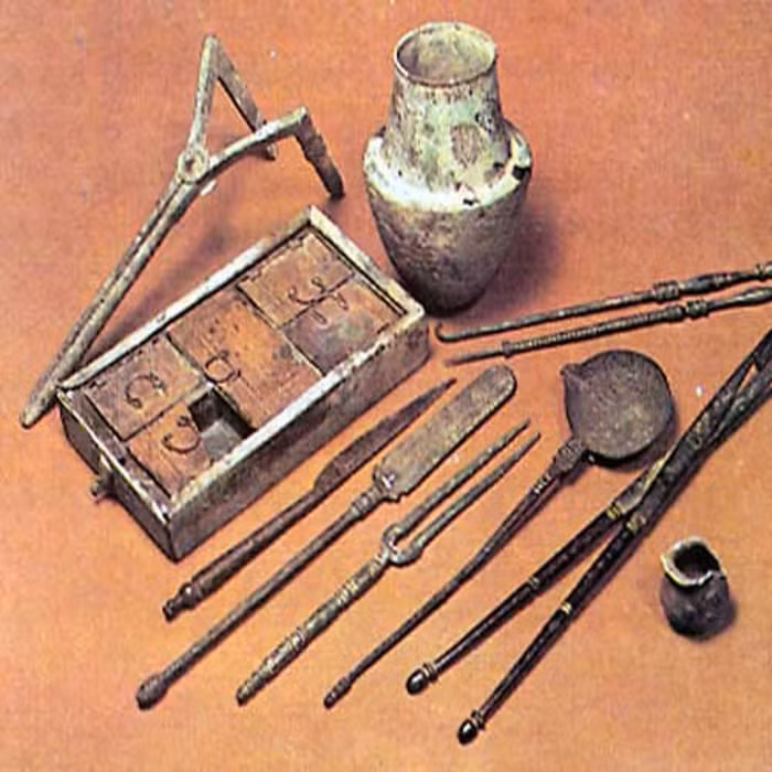 Sau khi phát minh ra giấy papyrus, người Ai Cập cổ đại nhận ra rằng họ cần một công cụ để có thể khắc hình lên đó. Xương và que sắt đã không còn được sử dụng, người Ai Cập cổ đại đã tạo ra bút sậy để dùng trên giấy papyrus. Những chiếc bút đầu tiên được làm từ cây trúc, sau đó họ dần chuyển loại bút trúc này sang dạng sơ khai của bút bi. Một đầu của cây bút được tạo thành hình tròn, làm đầu bút. Mực được đổ vào thân bút và chảy xuống ngòi bút.