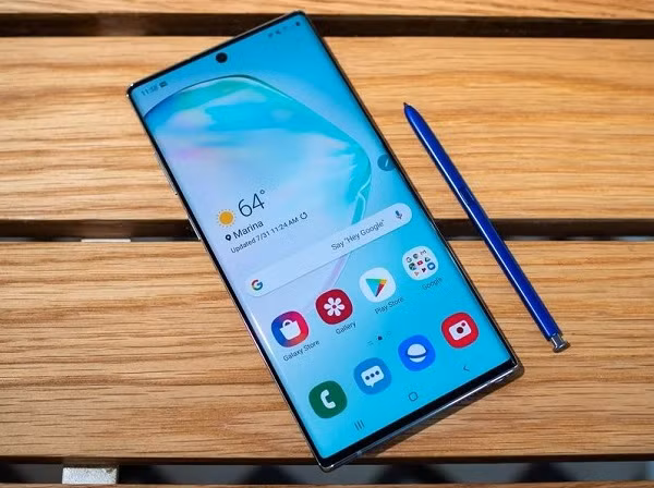  Samsung Galaxy Note 10+ (smartphone cỡ lớn tốt nhất): Lại là một sản phẩm của Samsung được xướng tên trong danh sách smartphone tốt nhất nửa đầu năm 2020 của Trusted Reviews. Dù smartphone màn hình lớn không hiếm, Note 10+ vẫn tạo ra khác biệt với bút S Pen, chip Snapdragon 855 và Exynos 8150, hiệu năng vẫn thừa mạnh để làm việc cũng như giải trí.