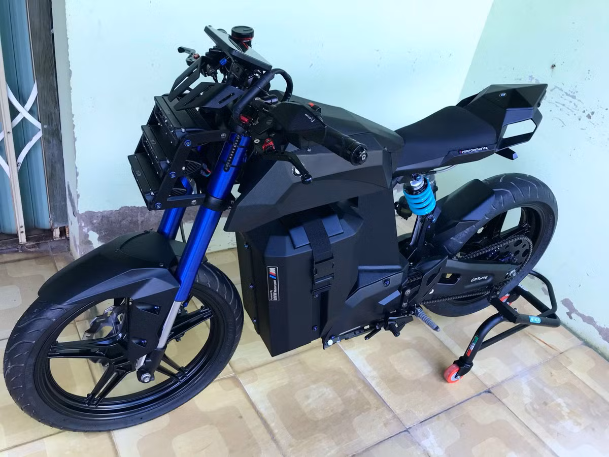 Khi lần đầu tiên bắt gặp hình của của chiếc xe được chia sẻ trên các trang mạng, ít người nghĩ đây là một sản phẩm được chế tạo bởi kỹ sư Việt Nam. Các chi tiết nhựa và kim loại đều được phủ lên một màu sơn đen nên cho cái nhìn tốt về mặt thị giác. Nổi bật nhất có lẽ là cặp phuộc trước sơn xanh và phuộc sau cũng có màu xanh với tông nhạt hơn.
