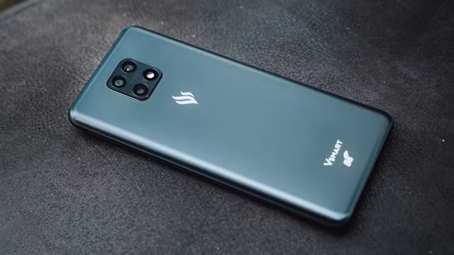 Smartphone này có thiết kế bo tròn 4 cạnh, viền màn hình vẫn hơi dày, đặc biệt là phần cạnh dưới.