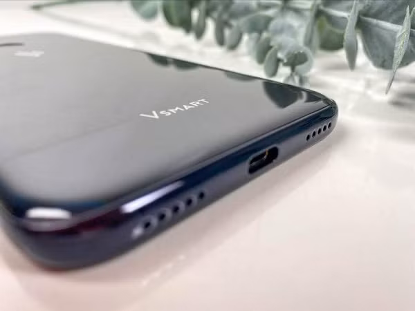 Tuy nhiên về bản chất Vsmart Joy 3 vẫn chỉ là một mẫu smartphone giá rẻ, do đó sản phẩm này không thể tránh khỏi những nhược điểm, đầu tiên phải kể đến thiết kế khá dày và nặng. Nếu cầm máy trên tay sử dụng quá lâu sẽ có cảm giác mỏi, dễ bị rơi vào mặt. Ảnh: trainghiemso