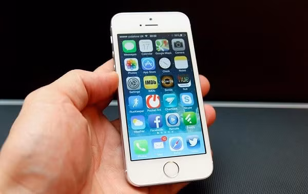 Trong khi những ''chiến binh mới'' của Apple liên tục ra mắt và sắp tới đây là bộ đôi iPhone 12 đang khiến iFan ''đứng ngồi không yên'', thì chiếc iPhone 5S siêu phẩm một thời đã 7 nặm tuổi. Đây là chiếc iPhone đầu tiên được tích hợp cảm biến vân tay Touch ID ở nút Home, cho phép mở khóa thiết bị và mua hàng trên App Store.