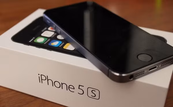 Chưa kể, phần lớn những chiếc iPhone được bán tràn lan không phụ kiện có thể đều là loại nhập về không rõ nguồn gốc, nhằm lừa gạt những khách hàng không có kinh nghiệm, ham rẻ.