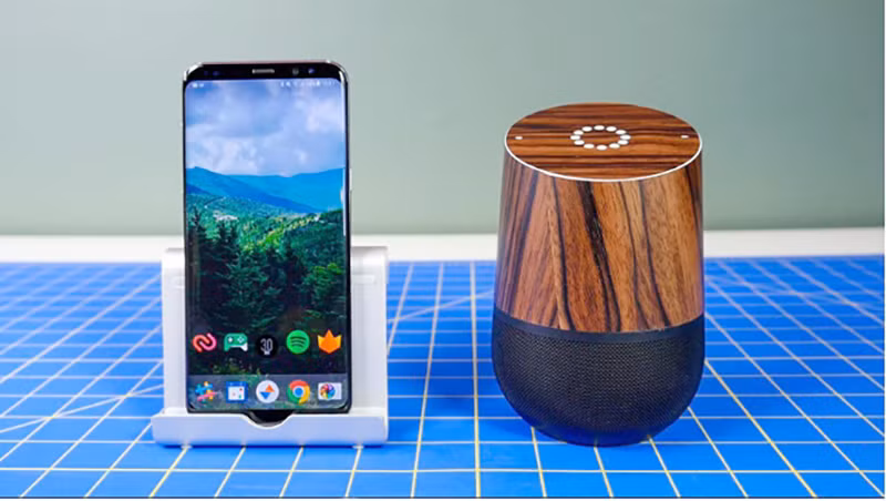  Google Home từ điện thoại Android. Hãy chuẩn bị một smartphone hệ điều hành Android từ 4.4 trở lên để kích hoạt “OK, Google”, một chiếc loa Bluetooth và kết nối chúng với nhau. Bạn có thể sử dụng rất nhiều chức năng hữu ích từ hệ thống này như trả lời câu hỏi, đặt báo thức, cập nhật tin tức, phát nhạc…tương tự như Google Assistant. Ảnh: Cnet.