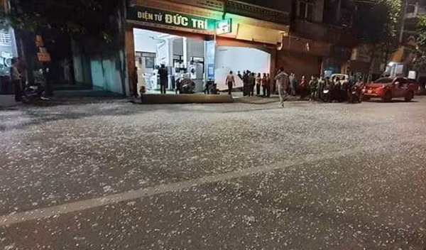 Dang thay binh ga bong nhien phat no nhu bom, 2 nguoi nguy kich