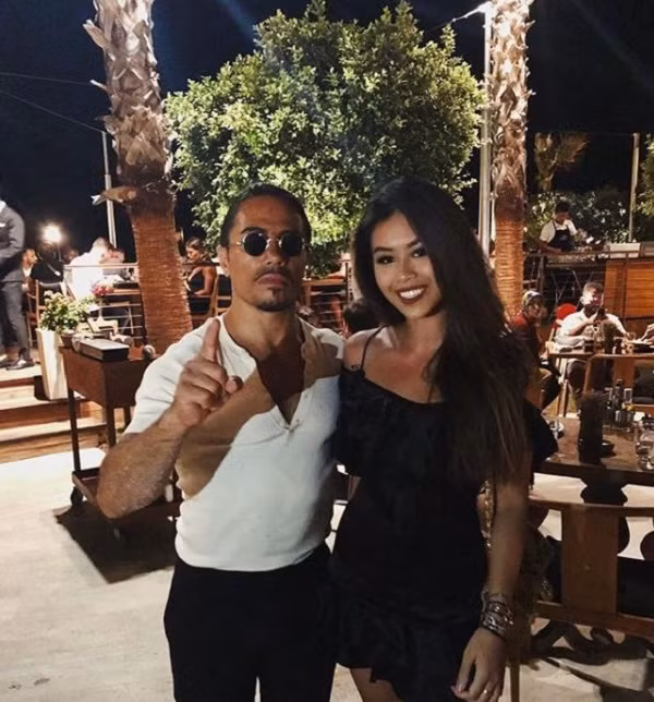 Ngoài những món đồ công nghệ sang xịn, hàng hiệu đắt tiền hay cuộc sống sang chảnh tại dinh thự, Tiên Nguyễn cũng thường xuyên xuất hiện cùng những người nổi tiếng. Cô còn may mắn gặp gỡ và chụp hình cùng Salt Bae - đầu bếp rắc muối đình đám thế giới.