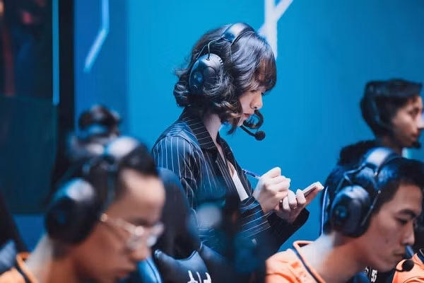 Hằng Baby bắt đầu công việc tại Team Flash Liên Quân Mobile từ tháng 6/2019, thời điểm đội tuyển đang thi đấu rất căng thẳng tại ĐTDV mùa Đông 2019. Nữ streamer bấy giờ đã gây ấn tượng khi sở hữu nhan sắc nhẹ nhàng, thanh thoát, nhiều người nhận xét cô có nét ''tây tây'' rất cuốn hút.