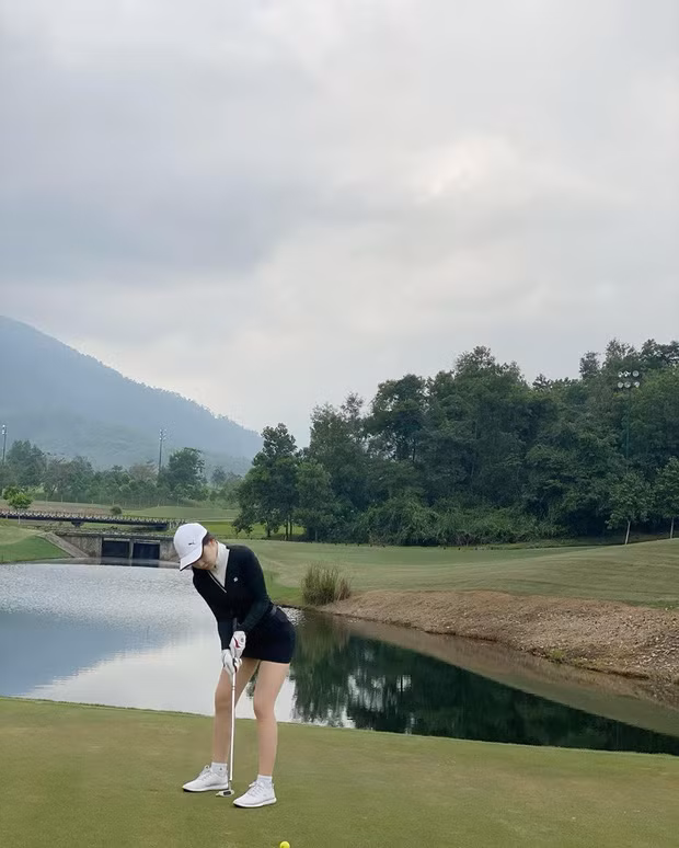 Thái Thảo Nguyên còn ghi điểm bởi gu thời trang chơi golf rất sang chảnh mà vẫn cực khoẻ khoắn trên sân.