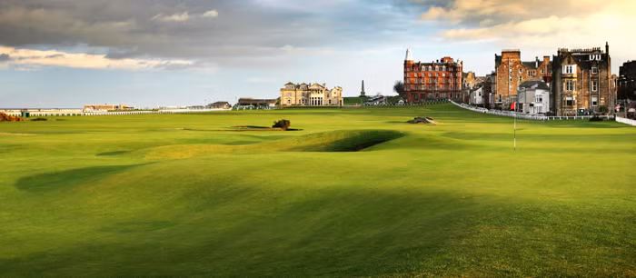 Được biết đến là sân golf đôi lớn nhất và nổi bật nhất trên thế giới, The Old Course (St.Andrews, Fife, Scotland) luôn làm hài lòng người chơi khi đến đây.