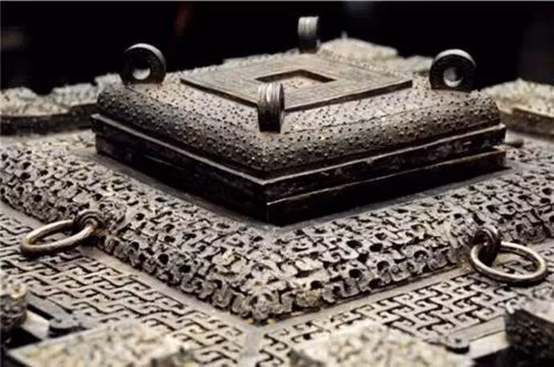 Ở bên trong là một dụng cụ có tên gọi là “Phẫu”, giống như một cái chĩnh được đặt cố định và không chạm đáy.