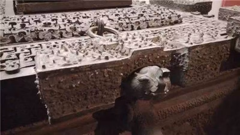 Đến triều Minh, dụng cụ bảo quản thức ăn này đã trở nên quen thuộc ở hoàng cung và các gia đình giàu có. Và thời này băng giám thường được làm gỗ sưa hoặc gỗ lim thay vì đồng thau như trước, vì thế trọng lượng của nó nhẹ hơn rất nhiều.