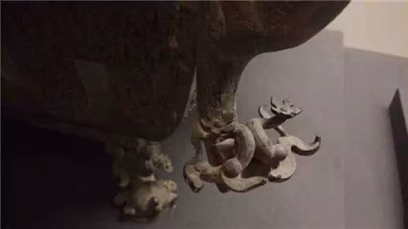 Vách tường trong của băng giám được tráng một lớp thiếc, ở dưới đáy có một cái lỗ nhỏ. Hai nắp ở trên, một nắp cố định, một nắp có thể đi động, đặt băng vào bên trong để giữ lạnh. Do có lớp thiếc bảo vệ bên ngoài nên khi đá tan ra, nước không thể ngấm qua gỗ, khi muốn xả nước chỉ cần mở cái lỗ ở bên dưới băng giám ra.