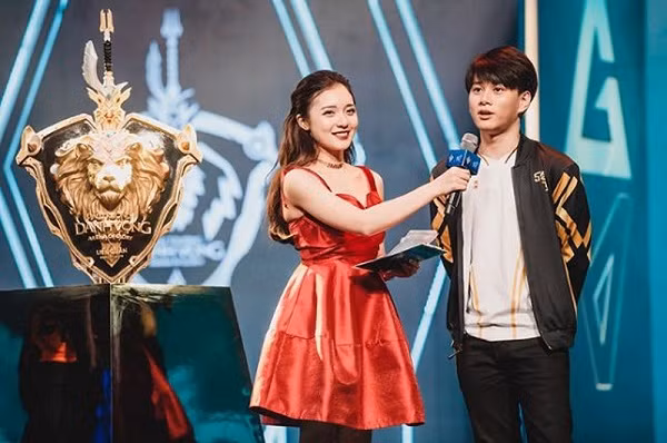 Nữ MC sở hữu gương mặt bầu bĩnh, nụ cười tỏa nắng cùng giọng nói nhẹ nhàng, trầm ấm. Cô nàng còn được lòng cộng đồng game thủ bởi tuy lấn sân eSports chưa lâu nhưng lại rất tích cực tìm hiểu về bộ môn này.