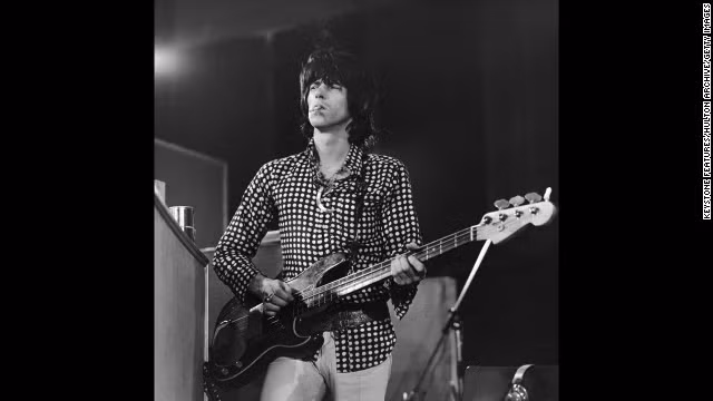 Một trong những người ủng hộ băng Cassette ngay từ thời gian đầu là tay guitar Keith Richards của nhóm Rolling Stones, người đã mua một chiếc máy ghi âm để thu lại những đoạn demo nghe không mất tiền. Anh rất yêu thích nó và đã dùng để ghi âm các đoạn guitar cho những bài hát như Street Fighting Man và Jack Flash vào năm 1968.