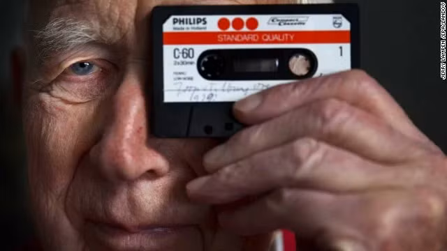 Tháng 8/1963, hãng Philips ở Hà Lan đã cho ra mắt băng Compact Cassette và máy nghe Cassette (được giới thiệu lần đầu tại Hội chợ Triển lãm Phát sóng Funkausstellung tại Berlin). Một băng Cassette được cấu tạo từ một cuộn băng có mang từ trường trong một vỏ băng bằng nhựa, trong đó thường được ghi bằng 4 rãnh âm thanh cho 2 mặt.