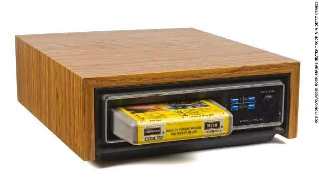 Trong hơn 1 thập kỷ, đối thủ cạnh tranh chính của băng Cassette trên thị trường băng di động đó là loại băng 8 rãnh, ra đời vào năm 1964. Vào cuối những năm 70, băng Cassette đã giành phần thắng trong cuộc chiến băng từ.