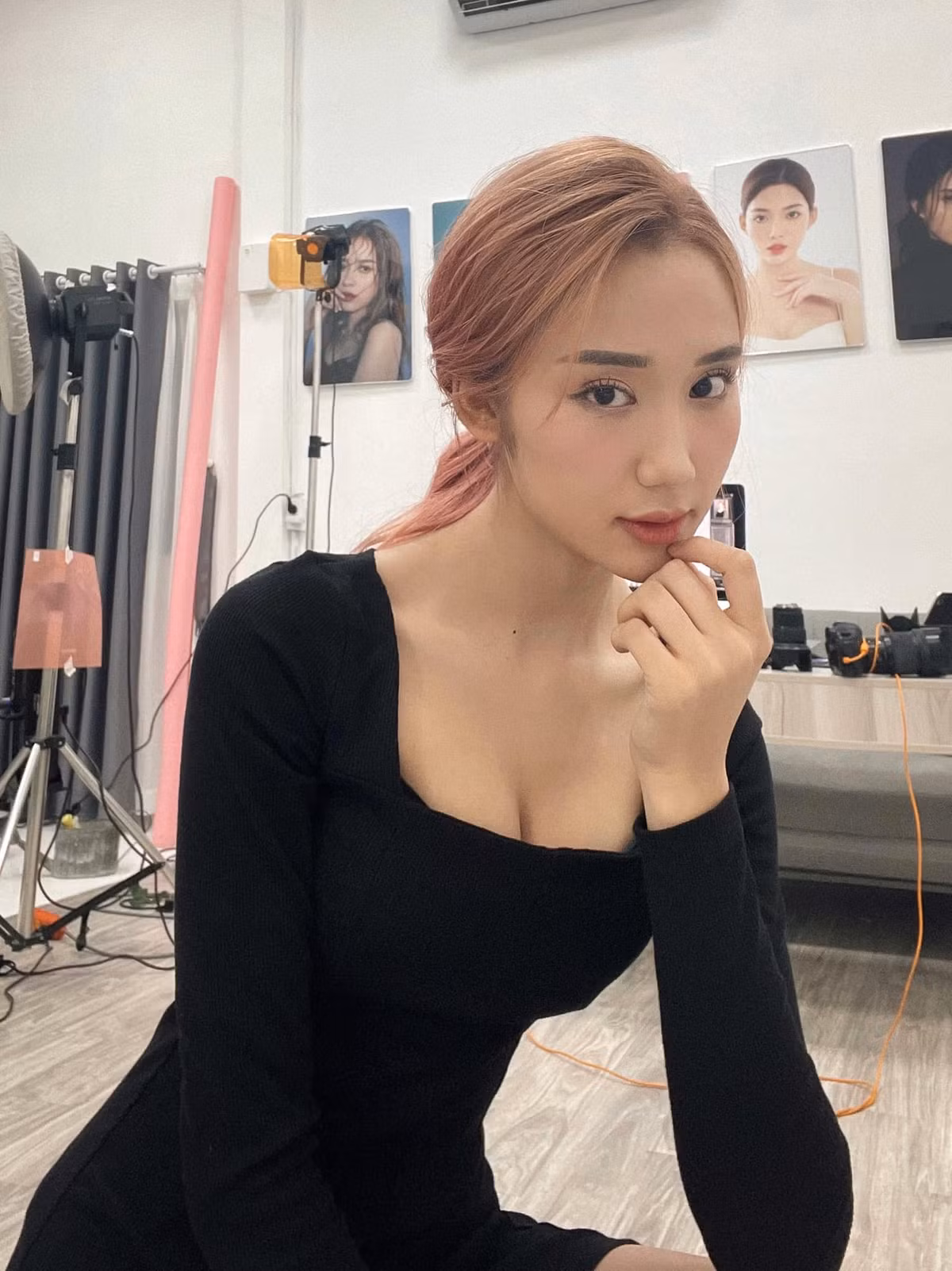 Mina Young tên thật là Nguyễn Nga, sinh năm 1998, là sinh viên khoa Thanh nhạc của ĐH Văn hóa Nghệ thuật Quân đội.