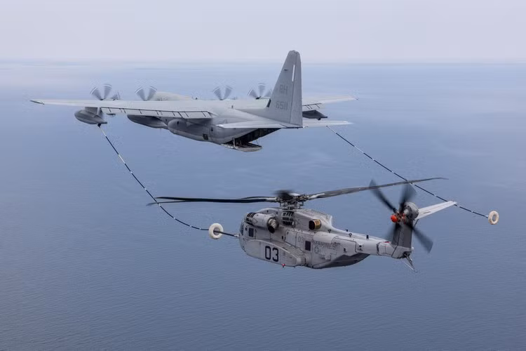 CH-53K có khả năng mang theo 15.900 kg hàng hóa hoặc 55 binh sĩ. Máy bay có chiều dài 30,2 m và cao 8,46 m, trọng lượng rỗng của chiếc trực thăng này là 15.071 kg.