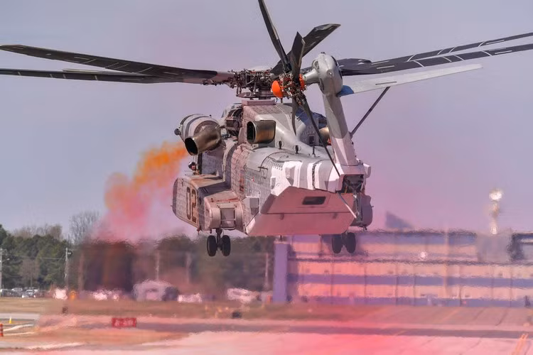 Trực thăng CH-53K thực hiện chuyến bay thử nghiệm đầu tiên vào ngày 27/10/2015, đến năm 2018 quân đội Mỹ đã nhận được chiếc đầu tiên, đơn giá của CH-53K rất đắt đỏ, cao hơn cả tiêm kích tàng hình F-35.