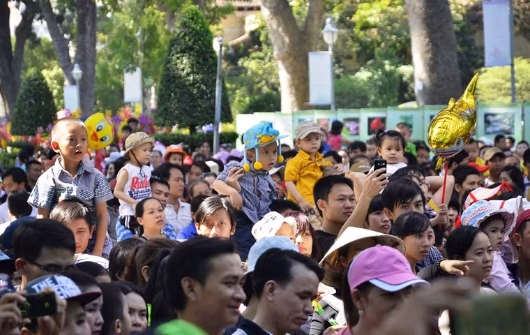 Dòng người đổ về mỗi lúc một đông ở Thảo cầm viên Sài Gòn.