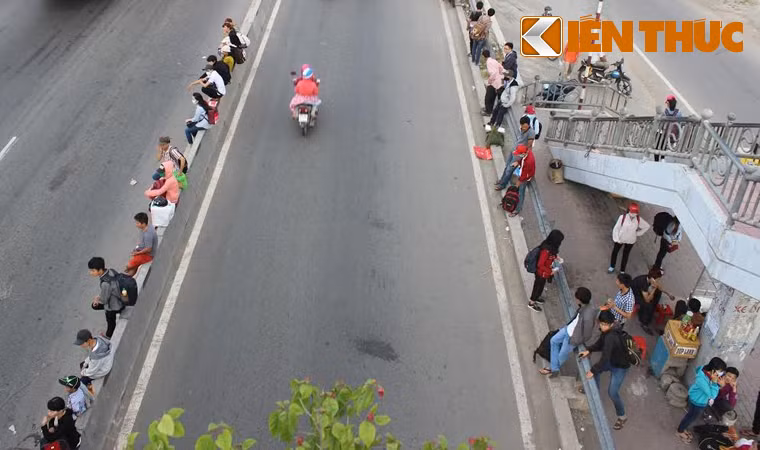 Nhiều người chia sẻ dù biết rằng đón xe dọc đường sẽ tiềm ẩn rủi ro vì không tránh khỏi tình trạng nhồi nhét khách đi xe ngày nghỉ lễ tết, sang bán khách dọc đường hoặc thậm chí có xe của bọn trấn lột, xe không nhật ký, camera hành trình để quản lý...