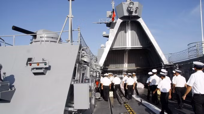 Và hai bệ chiến đấu tổ hợp pháo chống tên lửa hành trình AK-630 CIWS.